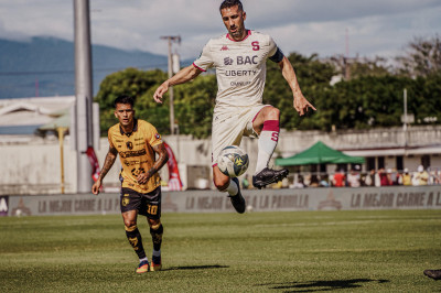 Duro triunfo para los morados en la ciudad blanca