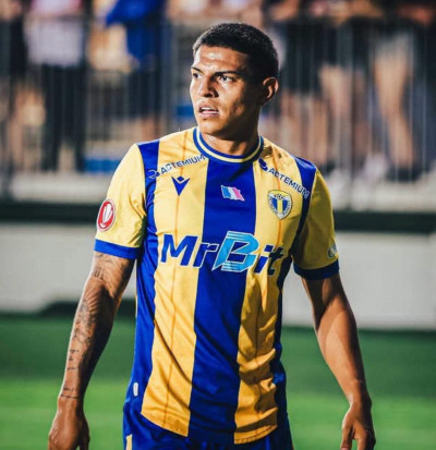 ¡Alejandro Bran ya estrenó camiseta en Europa!
