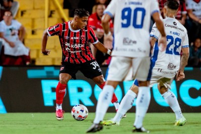 ¡Alajuelense rescata un triunfo agónico y se mete de lleno en la pelea!