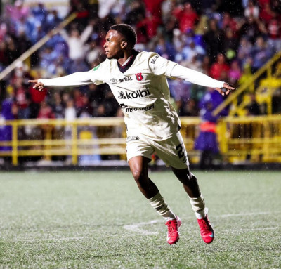 ¡Bomba al rojo y negro! Alajuelense gana y Cartaginés se queda con la...