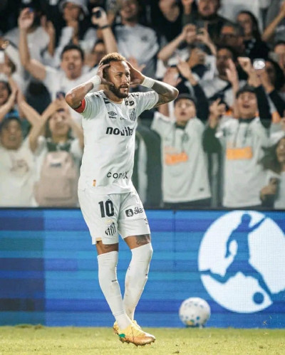 Neymar regresa con gol y lidera el empate del Santos tras el Mundial