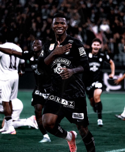 Jeyland Mitchell brilla con gol y asistencia en la previa de la Champio...