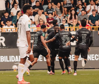 Sporting gana por goleada ante Saprissa